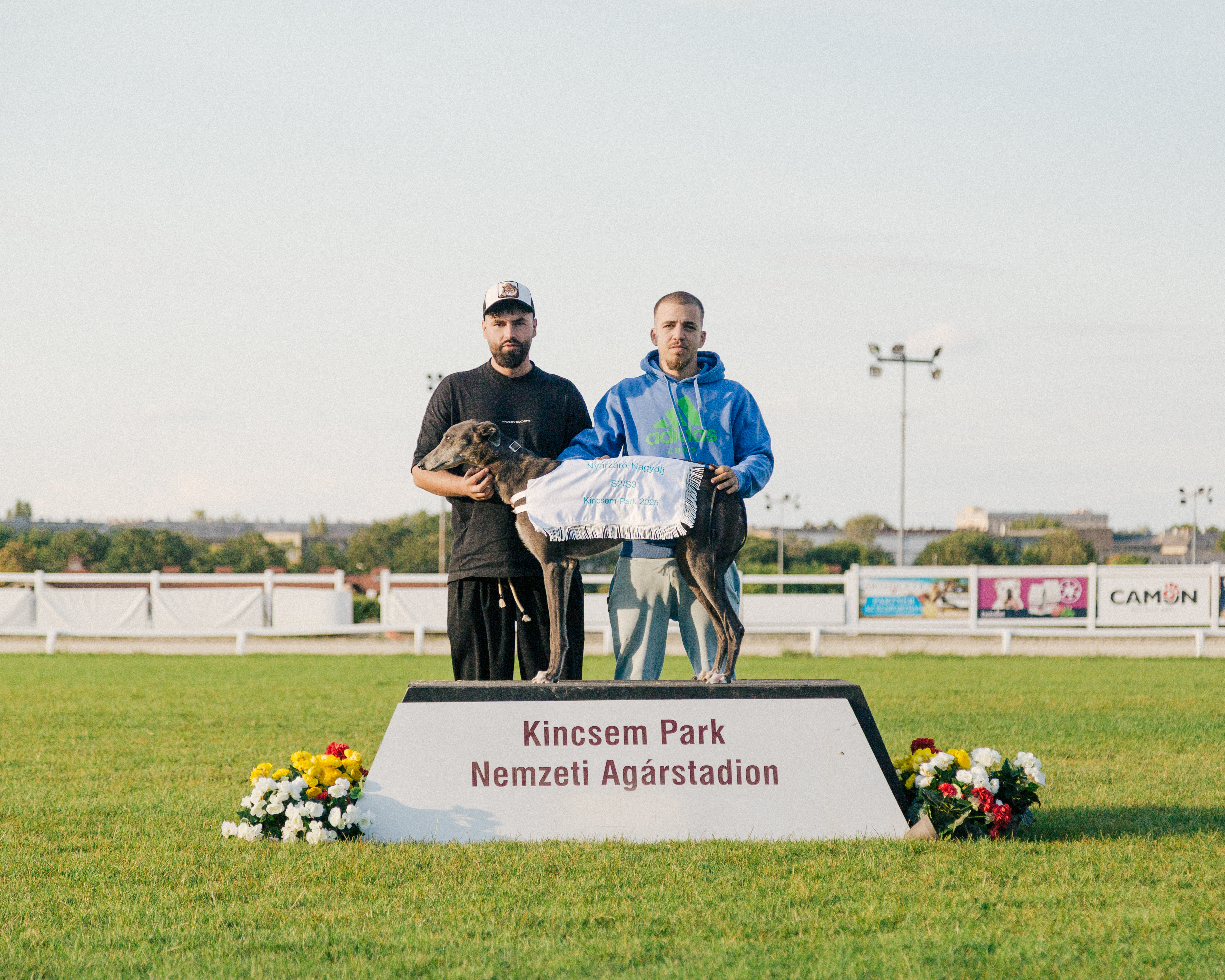 Nyárzáró Nagydíj S2/S3 győztese Pedro, tulajdonosa és trénere Daniel Gavris