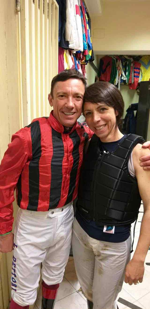 3. kép: Judit és Frankie Dettori Roma Cappanelle pályáján 2023-ban. Forrás: Dickinson Judit