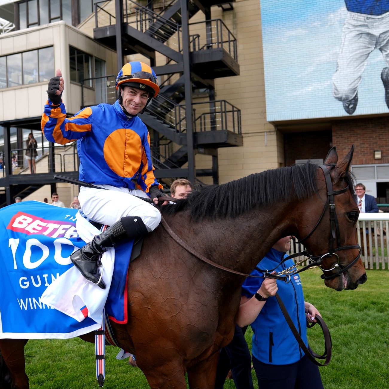 2. kép: Lordan és True Love (IRE) a versenyt követően. Forrás: At The Races