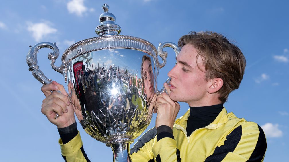 2.. kép: Harry Davies a Chester Cup trófeájával. Forrás: racingpost.com /Edward Whitaker